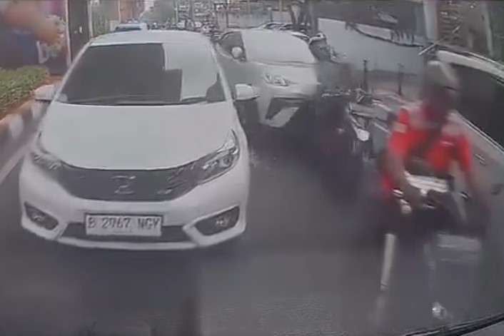 Video Viral Dashcam Kecelakaan di Blok M: Mobil Listrik Tabrak Mobil dan Ojol Hingga Terlindas