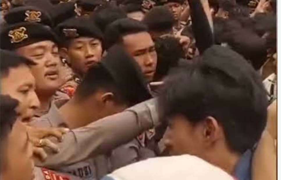 Viral Video Polisi Diduga Keplak Kepala Mahasiswa saat Demo di Bundaran HI, Massa Sempat Ricuh
