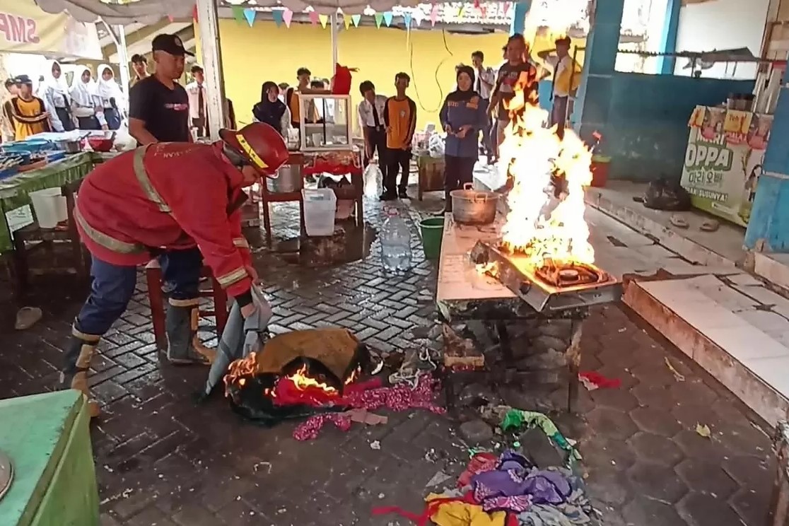 Geger! Api Mendadak Membesar dari Kompor Gas Kantin SMPN 1 Kaliwungu, Penjual Sampai Pingsan