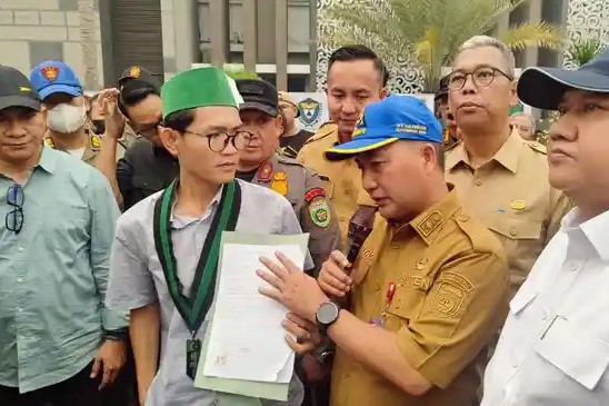 BEM SI Sumsel Geruduk Kantor Gubernur Tuntut Penanganan Kabut Asap, Desak Pejabat Mundur Jika Tak Selesai 7x24 Jam
