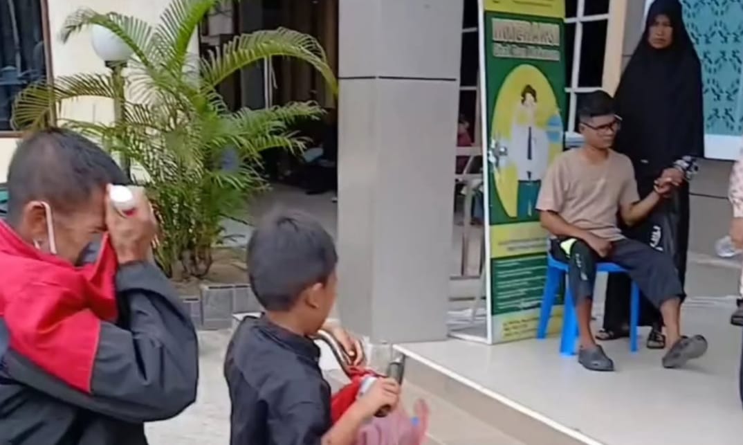 Kisah Haru Firdaus Antar Ayah Berobat dengan Sepeda, Kini Dapat Hadiah Sepeda Listrik
