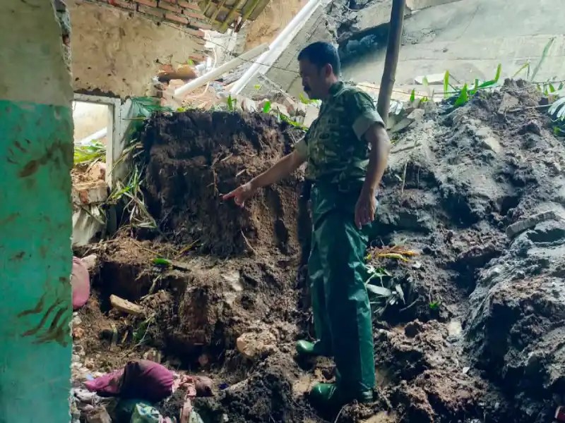 Tebing Setinggi 10 Meter Longsor Timpa Rumah, Ayah dan Anak di Lumajang Tewas