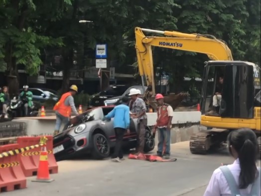 Mobil Mini Cooper Nyungsep Masuk Galian Proyek di Jakbar