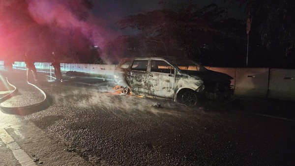 Minibus Terbakar di Tol Jagorawi Arah Bogor, Diduga Akibat Korsleting Listrik