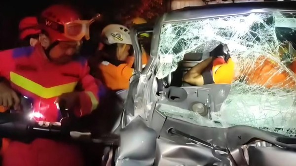 Sopir Pikap Terjepit Usai Tabrak Truk Mogok di Bogor, Dievakuasi Petugas Damkar