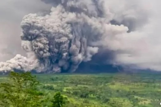 Gunung Semeru Erupsi 25 Kali dalam 6 Jam, PVMBG: Waspadai Awan Panas