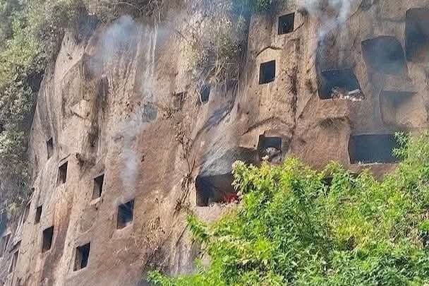 Diduga Ada Unsur Kesengajaan! Kebakaran Hutan di Toraja Utara Merambat Hingga Bakar Kuburan Batu Kuno