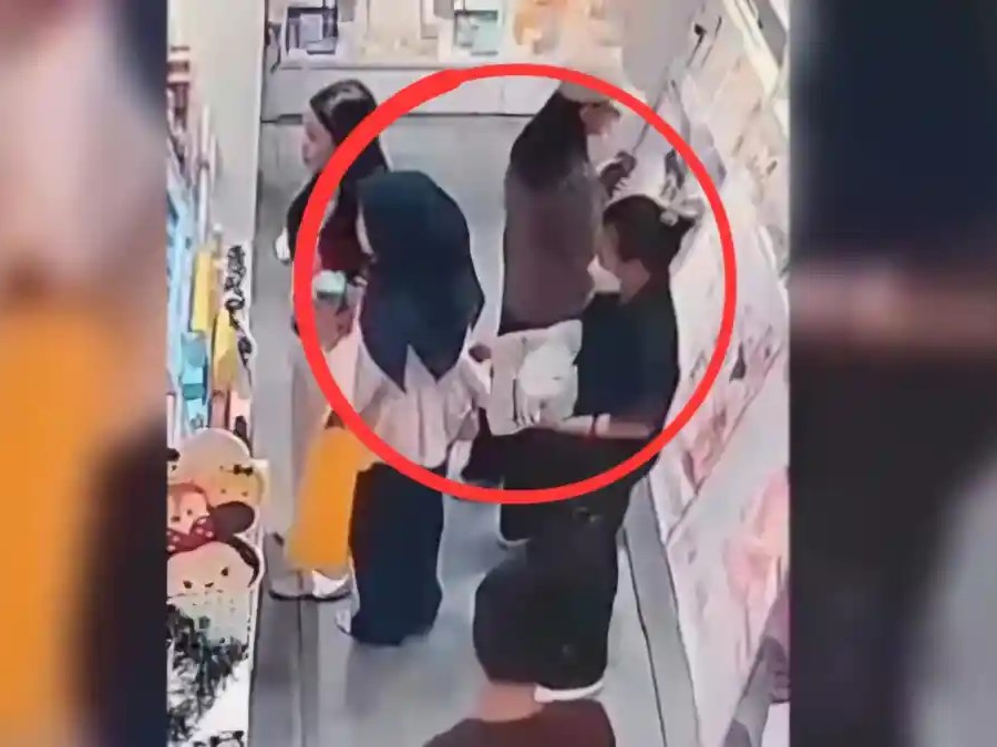 Terekam CCTV! Copet Bermasker Gasak iPhone 16 Pro Max Pengunjung MKG