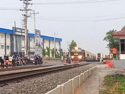 Nekat Terobos Palang Pintu Tirus Tegal, Pemotor Ini Nyaris Dilibas KA Muria