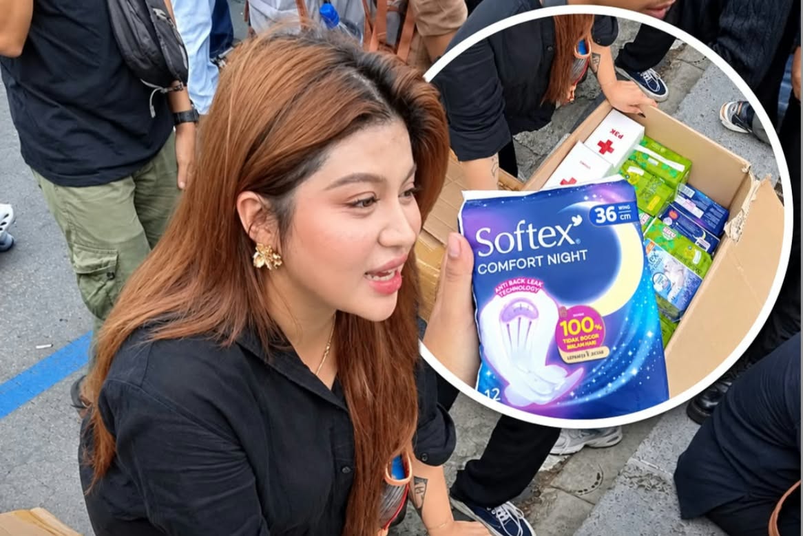 Dea Ayu Turun ke Jalan Bagikan Pembalut Gratis untuk Massa Aksi, Soroti Pajak Produk Menstruasi