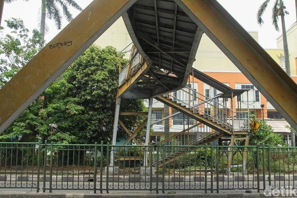 JPO di Bekasi Bengkok Ditabrak Truk Bawa Ekskavator, Kondisinya Bikin Ngeri
