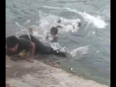 Gegara HP Hilang, Duel Maut 2 Anak Punk di Sungai Karawang Berakhir Hanyut Terseret Arus