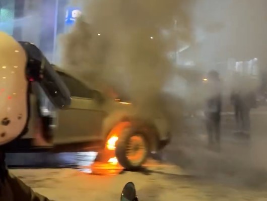 Mobil Terbakar dekat Halte TJ Kebon Nanas Cawang saat Jam Pulang Kerja, Api Kini Sudah Padam