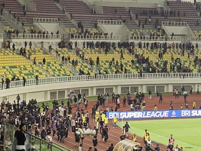 Ricuh Suporter Persita Vs Persija, Saling Lempar Flare hingga Laga Tertunda