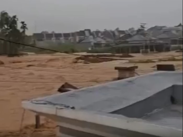 Padang Diterjang Banjir Bandang Hari Ini: Tanggul Jebol, Warga Terjebak Naik ke Loteng