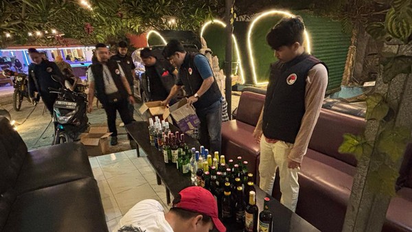 Polisi Sita 52 Botol Miras saat Razia Tempat Hiburan Malam di Serang