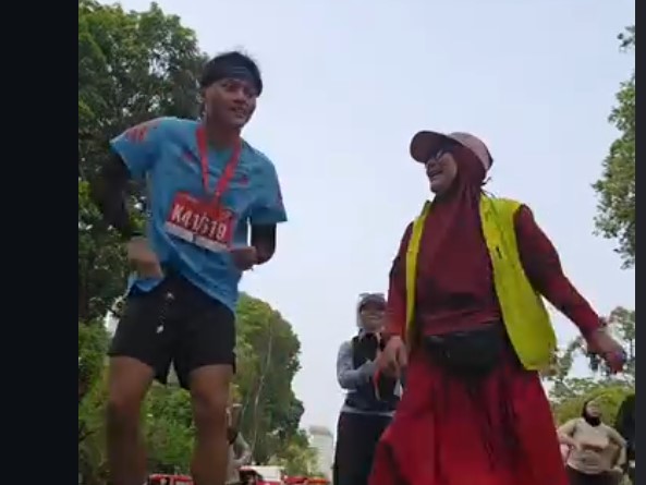 Bikin Gemas! Reaksi Santai Ibu-ibu Saat Rizky Febian Tiba-tiba Join Senam Bareng Langsung Viral