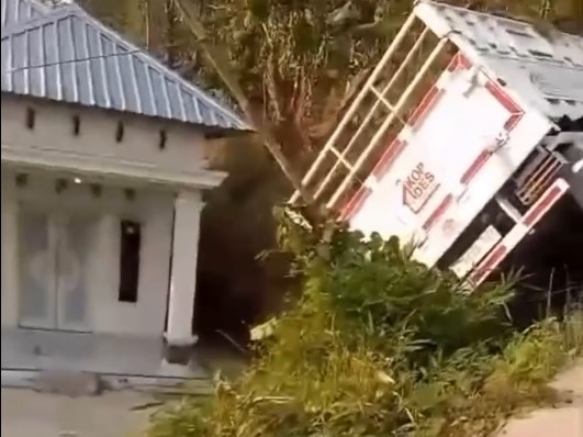 Diduga Gegara Google Maps, Truk Kopdes Tersesat dan Terperosok di Watukumpul Pemalang