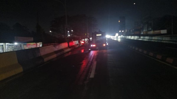 Tumpahan Oli di Flyover Gaplek Tangsel Picu Kecelakaan Beruntun, Polisi Turun Tangan