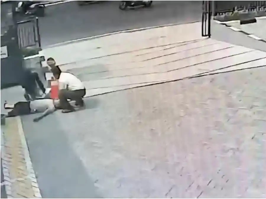 Terekam CCTV, Sopir Taksol Mendadak Jatuh hingga Meninggal Saat Menunggu Mobil Dicas di Jakbar