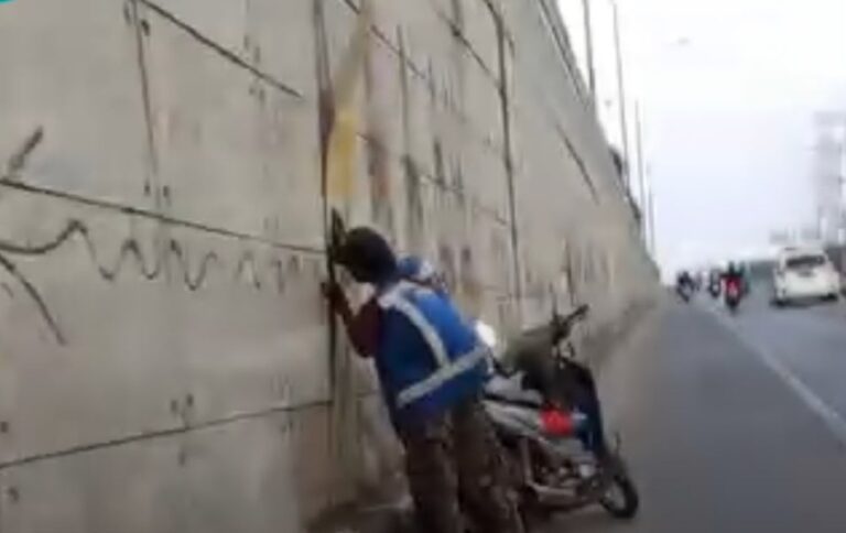 Polisi Selidiki Aksi Pria Berkostum Petugas yang Congkel Ornamen Underpass Bekasi
