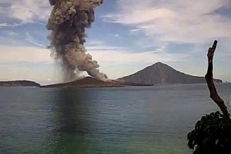 Gunung Anak Krakatau Erupsi Lagi! Kolom Abu Membumbung 250 Meter, Warga Diminta Waspada