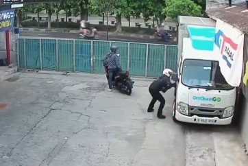 Terekam CCTV, Mobil Boks Senilai Rp275 Juta Raib Digondol Maling di Toko Ban Duren Sawit