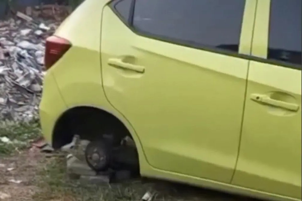 Heboh! Mobil di Jaksel Kehilangan 4 Ban dan Pelek, Polisi Turun Tangan