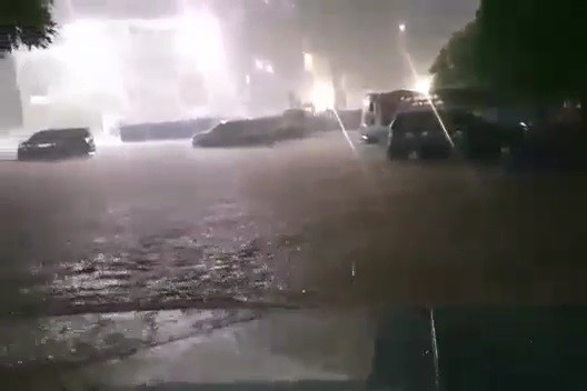 Banjir Terjang Jayapura Usai Hujan Deras, 2 Mobil Terseret Arus hingga Lalu Lintas Lumpuh