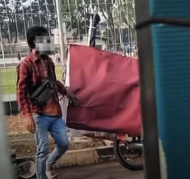 Bahaya Mengintai Anak! Mainan Suntikan Berjarum Dijual Pedagang di Depan Sekolah