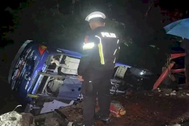 Rem Diduga Blong di Jalan Menurun, Bus AKAP Putra Remaja Tabrak Jembatan hingga Terjun ke Sungai